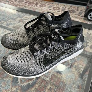 Nike flyknit men’s sneakers size 9.5. Only worn a handful of times!